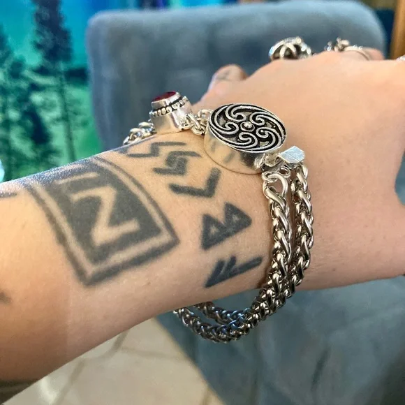 Handmade garnet & silver Celtic clasp design charm on wheat chain bracelet - Picture 9 of 10